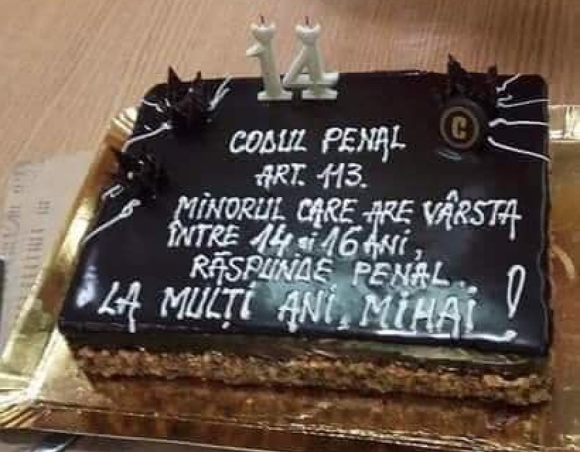 Articol din Codul Penal scris pe tort. „Codul penal art. 113. La mulți ani, Mihai!”