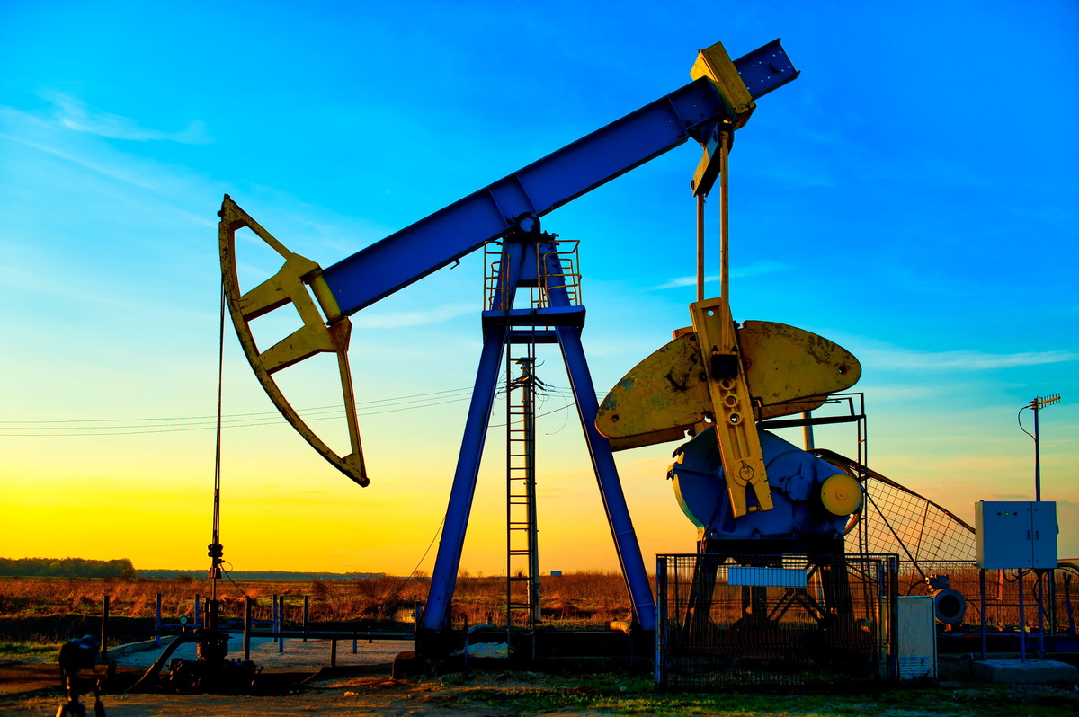 Prețul barilului de petrol crește vertiginos: Omicron duce în cap economiile lumii