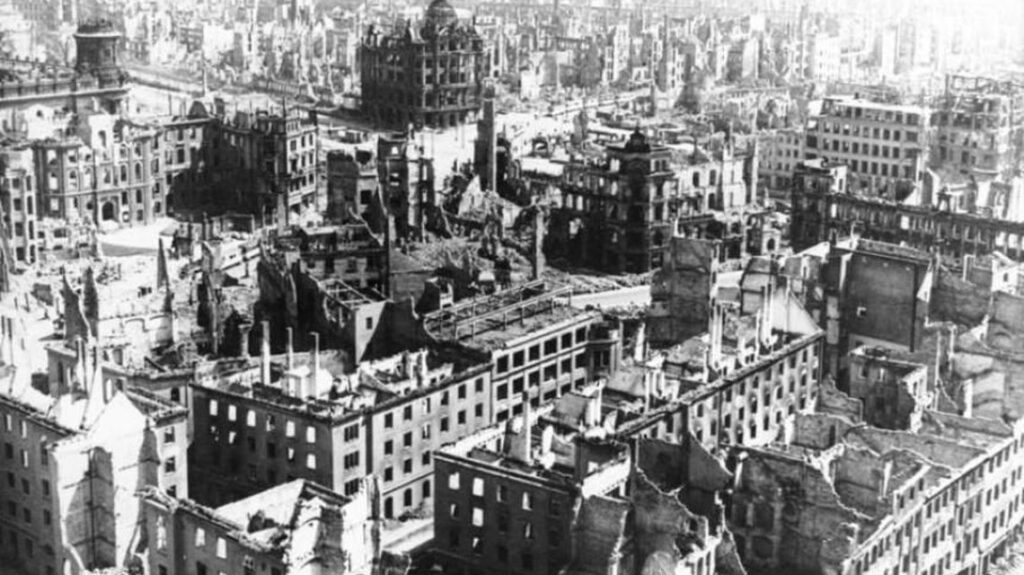 LECȚIA DE ISTORIE -15 februarie: Distrugătorul raid de bombardament efectuat asupra Dresdei