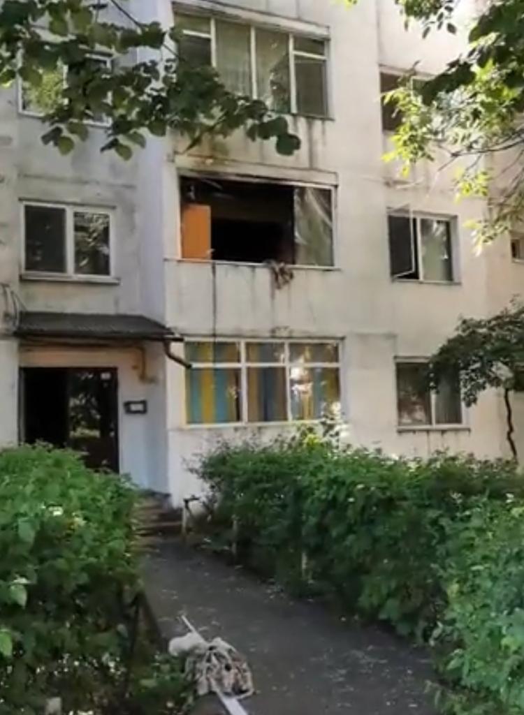 EXCLUSIV: Explozie cauzată de un acumulator de scuter într-un apartament din Ploiești. Proprietarii au sărit pe geam în grădina blocului