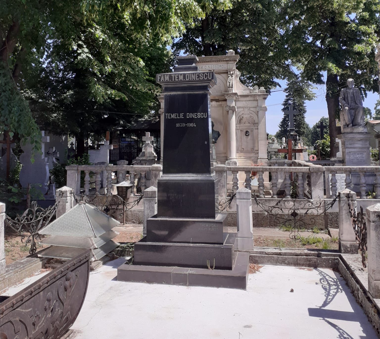 Bustul unui fost primar din Ploiești, furat dintr-un cimitir. Poliția a deschis o anchetă