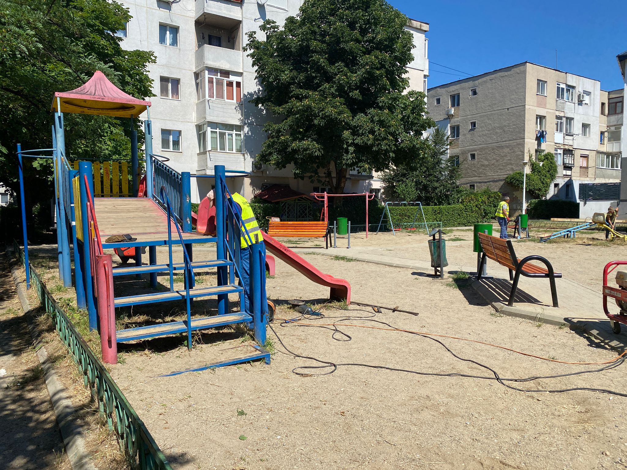 Locul de joacă din cartierul Enăchiță Văcărescu a intrat într-un program de reparații