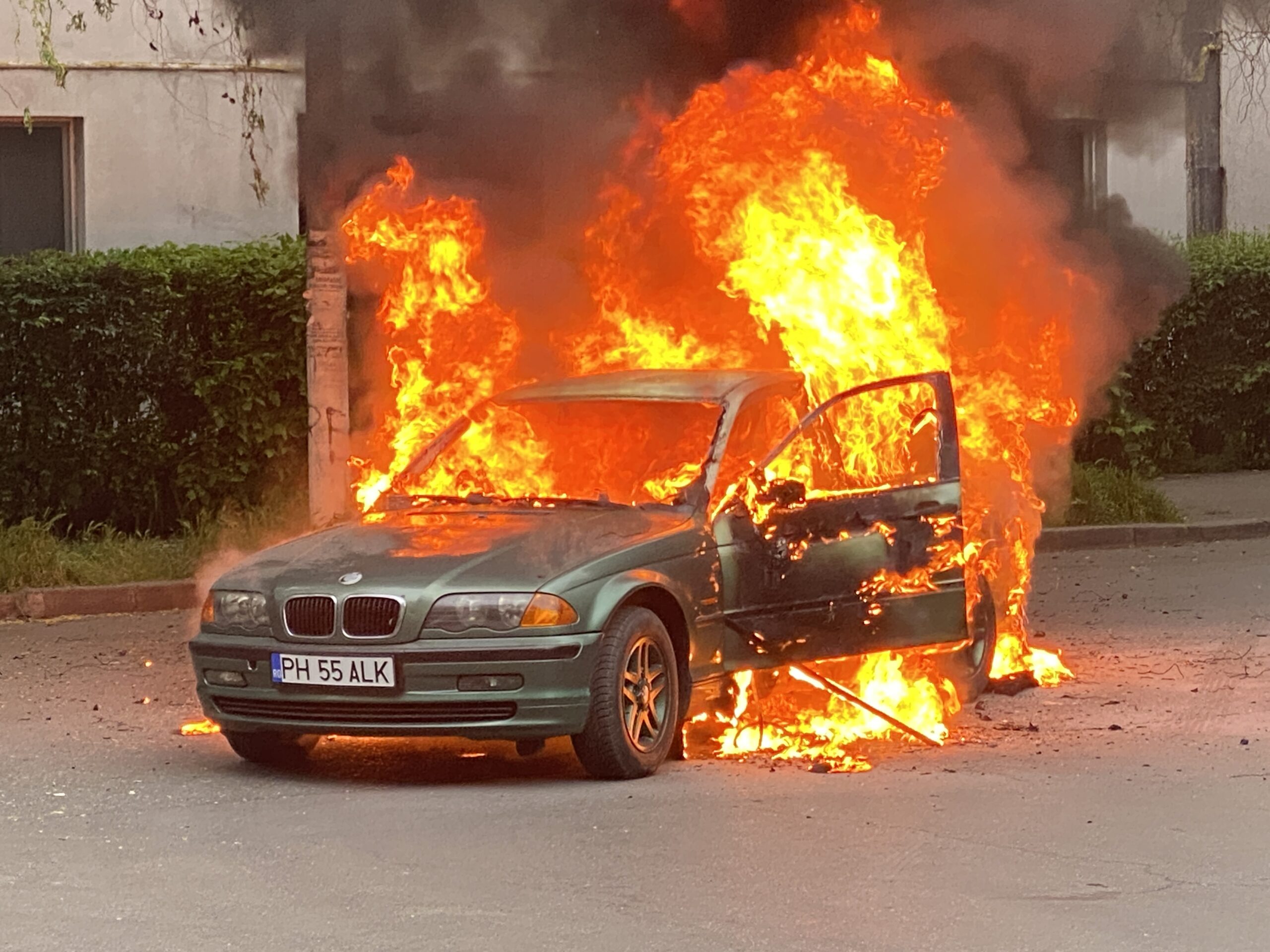 VIDEO: Un autoturism a luat foc în cartierul Enăchiță Văcărescu