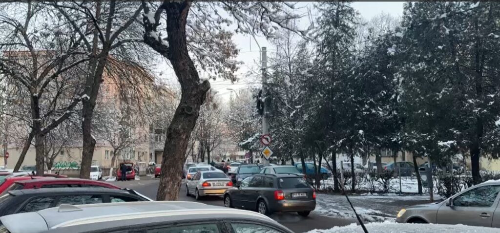 Încă o dimineață cu nervi întinși la maxim în traficul din cartierul Enăchiță Văcărescu din Ploiești