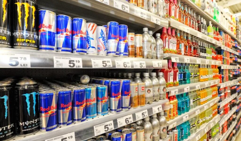 Minorii, interzis la cumpărat băuturi energizante. Amenzi colosale pentru magazinele care nu respectă legea