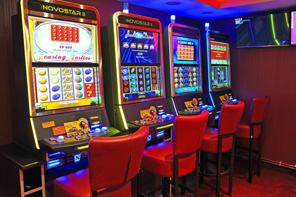 Jocurile de noroc, interzise în localităţile care au mai puţin de 15.000 de locuitori. Camera Deputaţilor a adoptat proiectul de lege