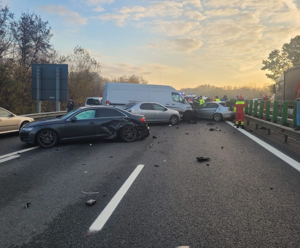 Accident în lanț pe Autostrada A3, comuna Râfov, pe sensul București-Ploiești. Sunt implicate 12 autoturisme și 26 de persoane. (FOTO)