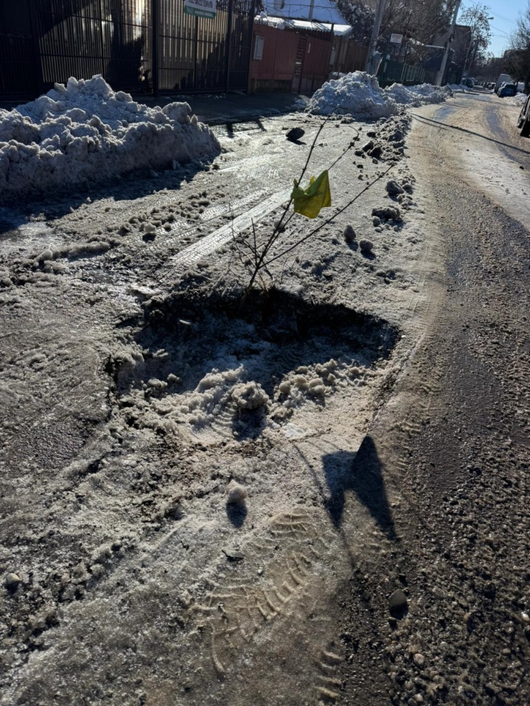 „Crater” pe strada Enăchiță Văcărescu: nepăsare administrativă și pericol public sub ochii Primăriei Ploiești