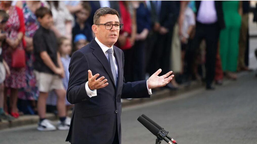 Noul premier britanic n-a auzit de „metoda Bolojan” – Andy Burnham elimină TVA de pe facturile la electricitate
