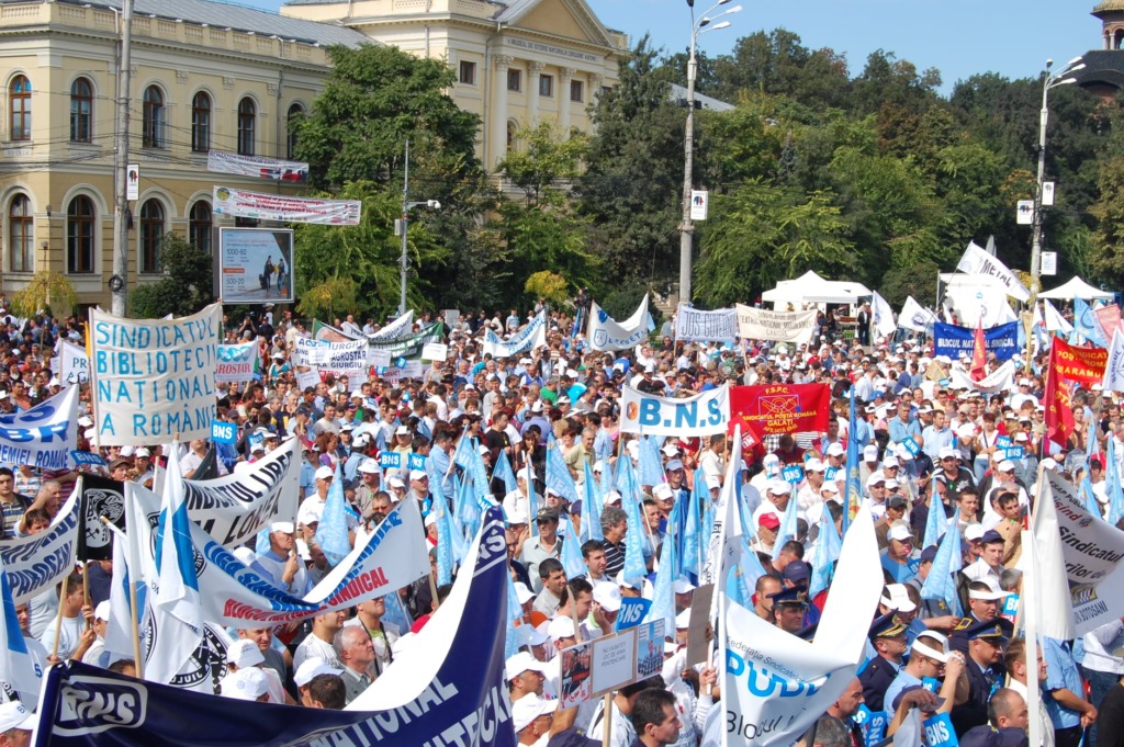 PE SURSE | Cutremur pe scena socială: Toate cele 5 confederații sindicale cer retragerea Legii Salarizării și amenință cu blocarea totală a sistemului public în septembrie. Proteste programate la Parlament